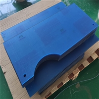 工人操作设备正在进行沉降监测