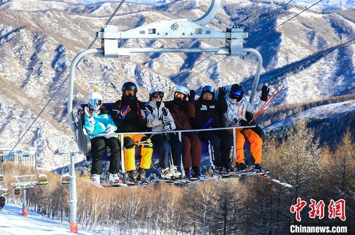 崇礼雪季接待超220万人次 冰雪旅游助力区域经济