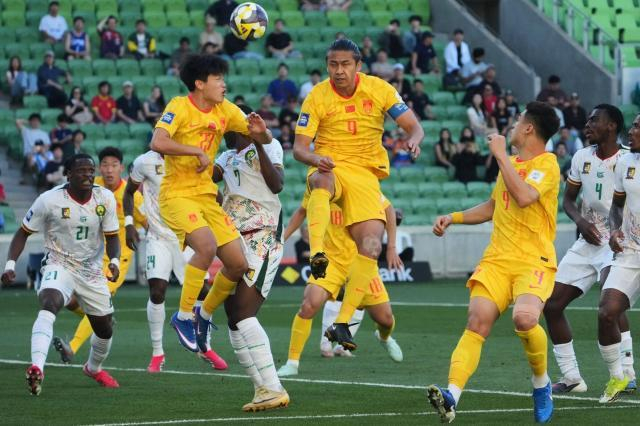 中国男足0比2负喀麦隆 年