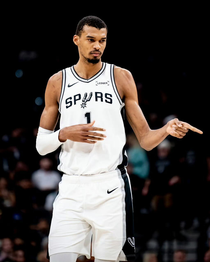 文班亚马伤退缺席马刺快船战 科内特复出迎战