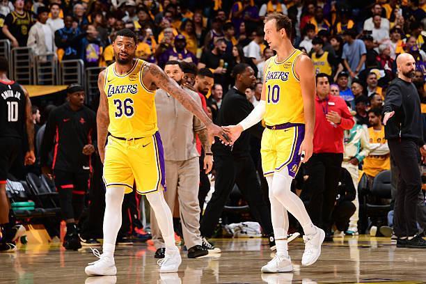 斯马特攻防两全能助湖人赢球 但失误成隐患