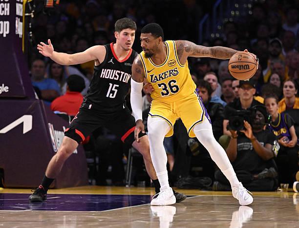 斯马特攻防两全能助湖人赢球 但失误成隐患