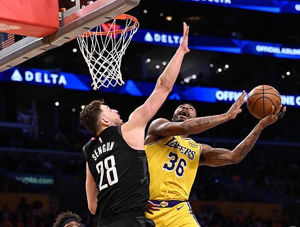 斯马特攻防两全能助湖人赢球 但失误成隐患