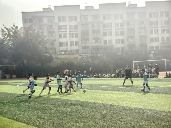 重庆金州小学班级足球赛开赛 体教融合模式助力