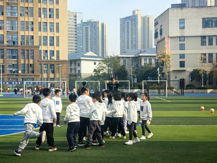 重庆金州小学班级足球赛开赛 体教融合模式助力