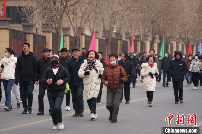 青海海东市举办“冬游海东·绿色出行”万人徒步